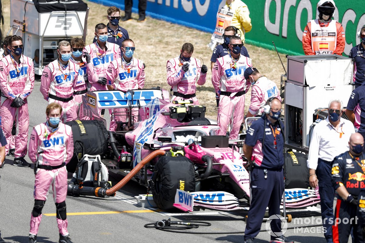 Los mecánicos están en la parrilla con el coche de Lance Stroll, Racing Point RP20