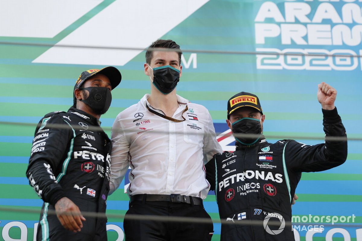 Lewis Hamilton, Mercedes-AMG Petronas F1, primo classificato, e Valtteri Bottas, Mercedes-AMG Petronas F1, terzo classificato, sul podio con il delegato del trofeo Mercedes