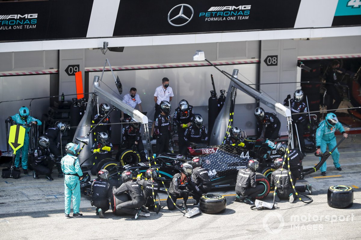 Lewis Hamilton, Mercedes F1 W11 pit stop