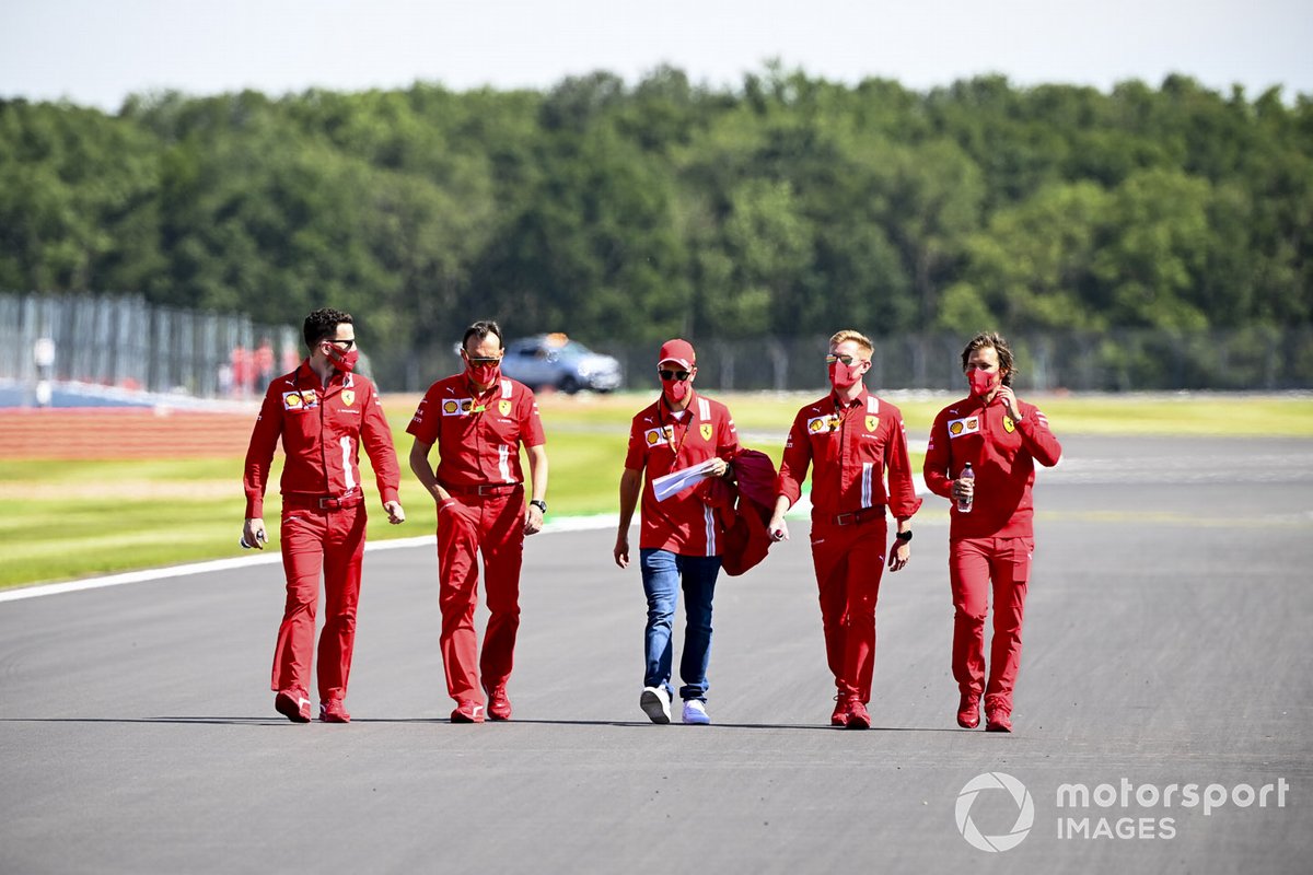 Sebastian Vettel, Ferrari passeggia sulla pista con i suoi ingegneri