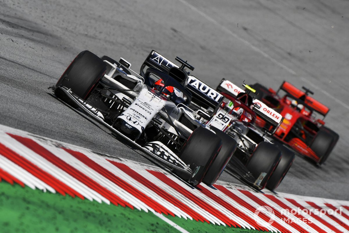 Daniil Kvyat, AlphaTauri AT01, precede Antonio Giovinazzi, Alfa Romeo Racing C39, e Sebastian Vettel, Ferrari SF1000