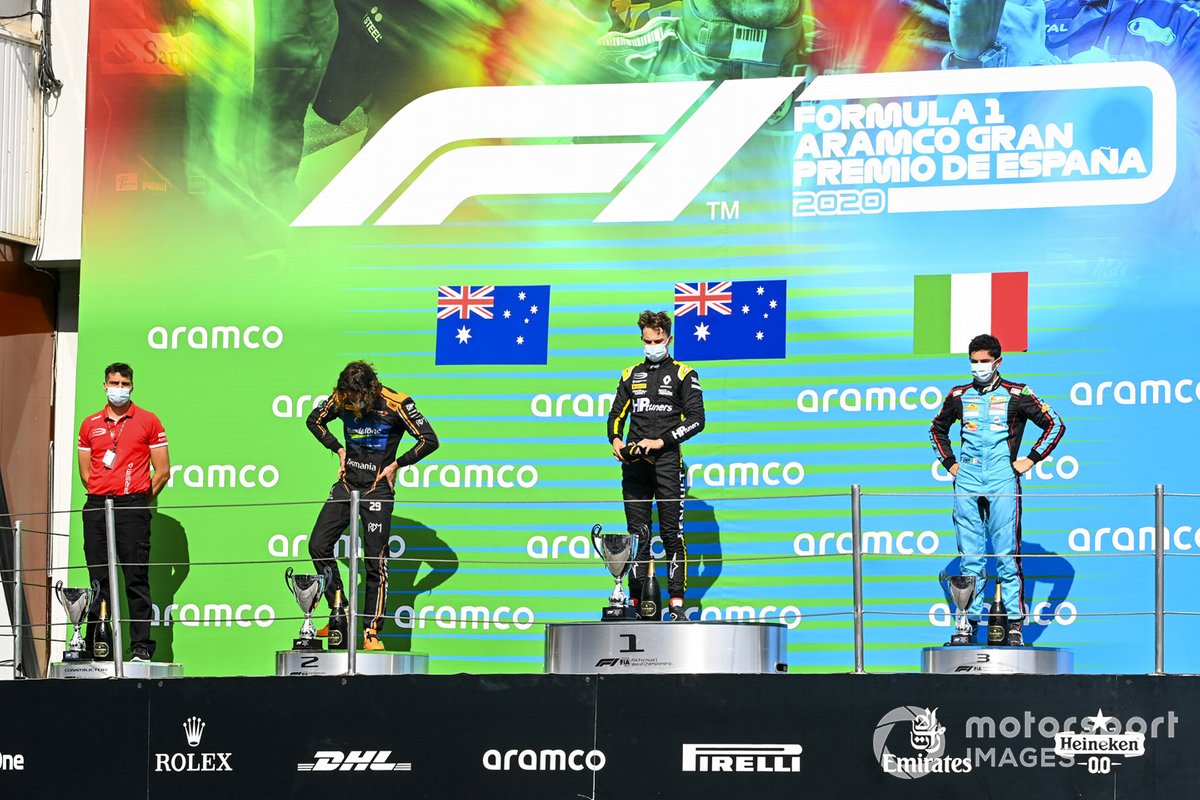 Podio: segundo lugar Alexander Peroni, Campos Racing, ganador Oscar Piastri, Prema Racing y tercer lugar Matteo Nannini, Jenzer Motorsport