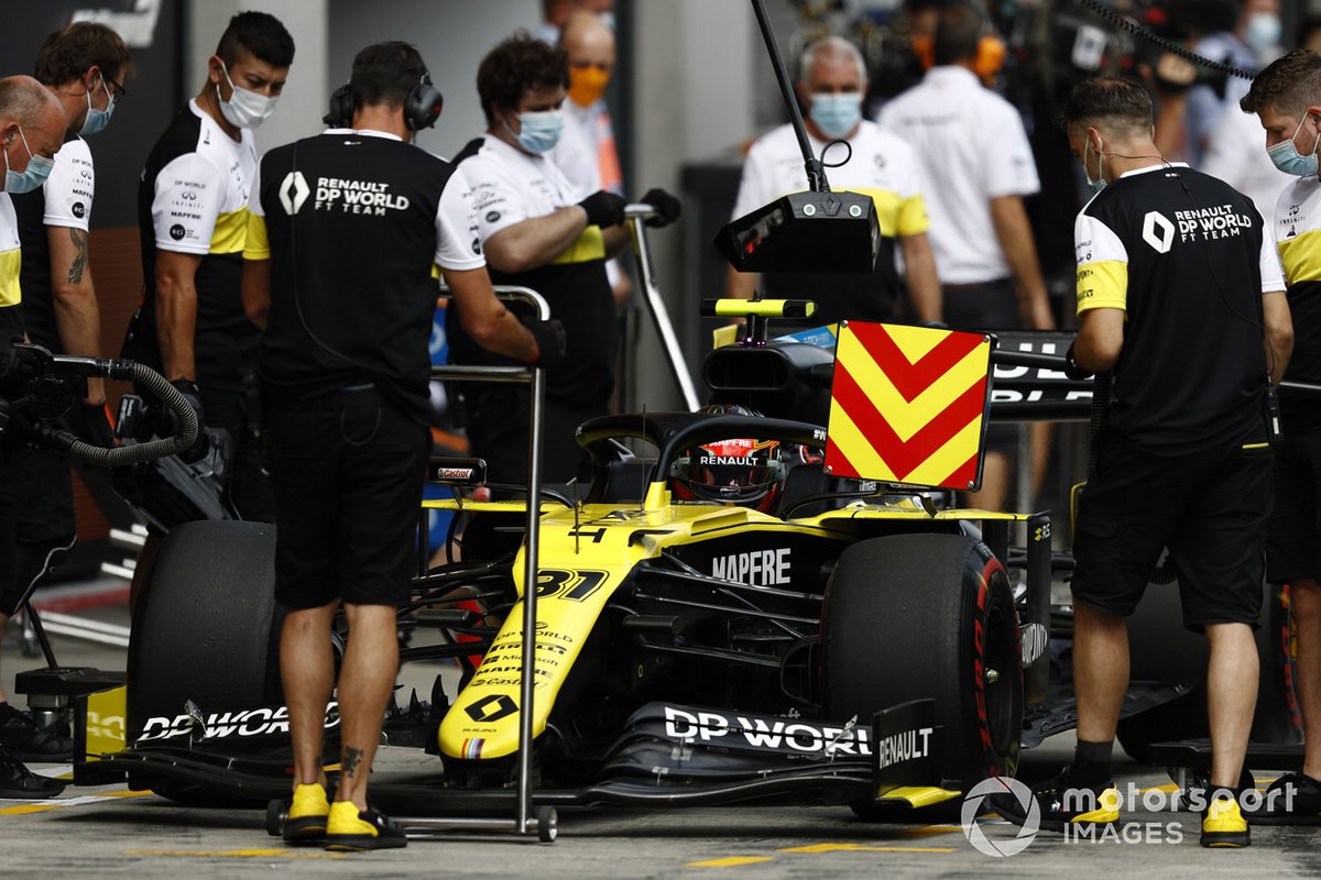Esteban Ocon, Renault F1 Team R.S.20, ai box