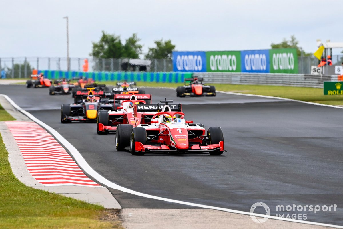 Oscar Piastri, Prema Racing, precede Logan Sargeant, Prema Racing, e Liam Lawson, Hitech Grand Prix