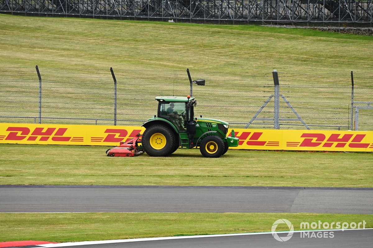 Tractor cortando la hierba