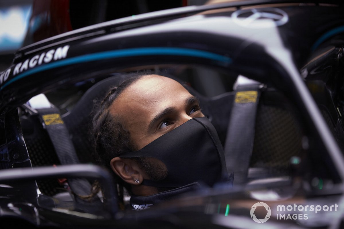 Lewis Hamilton, Mercedes-AMG Petronas F1 in garage