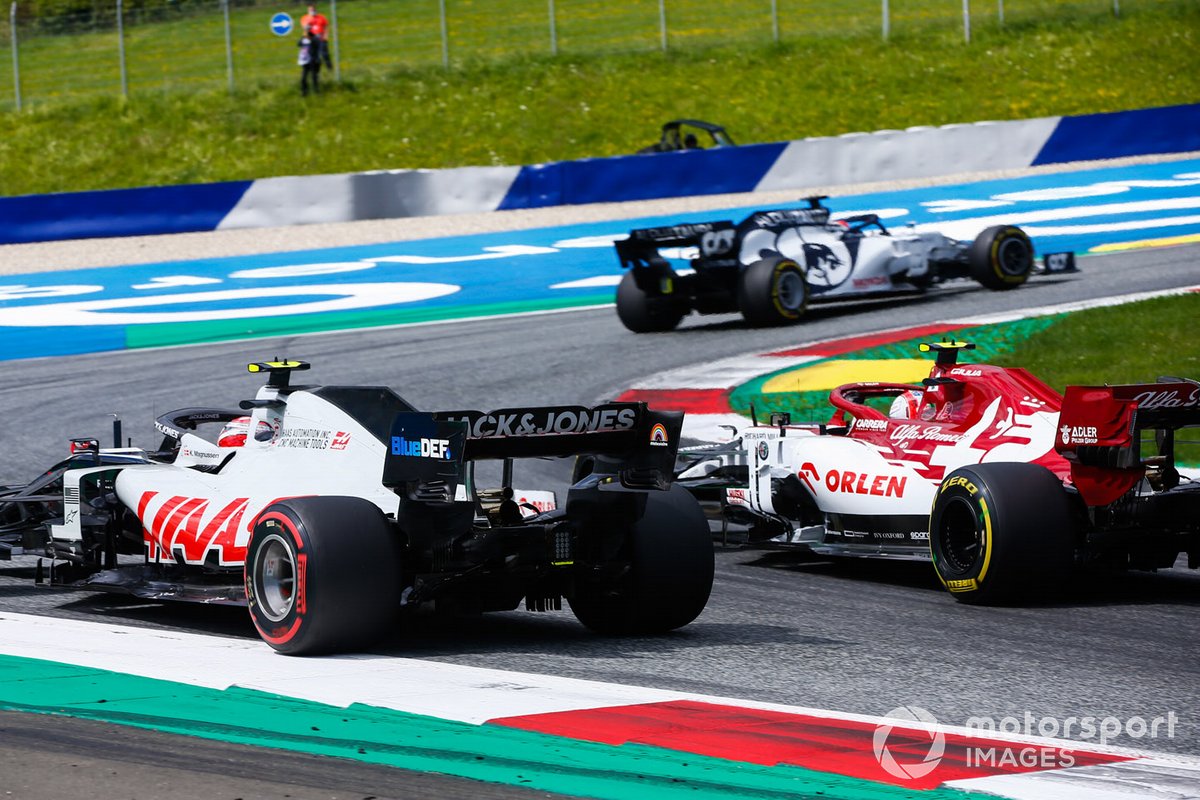 Daniil Kvyat, AlphaTauri AT01, precedeKevin Magnussen, Haas VF-20, e Antonio Giovinazzi, Alfa Romeo Racing C39