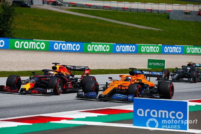Max Verstappen, Red Bull Racing RB16, Carlos Sainz Jr., McLaren MCL35 