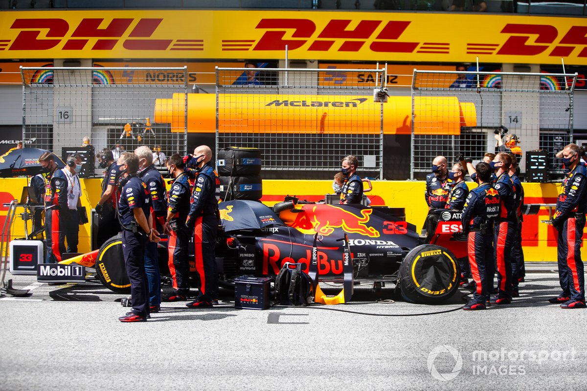 I meccanici e ingegneri della Red Bull in piedi intorno all'auto di Max Verstappen, Red Bull Racing RB16, on the grid