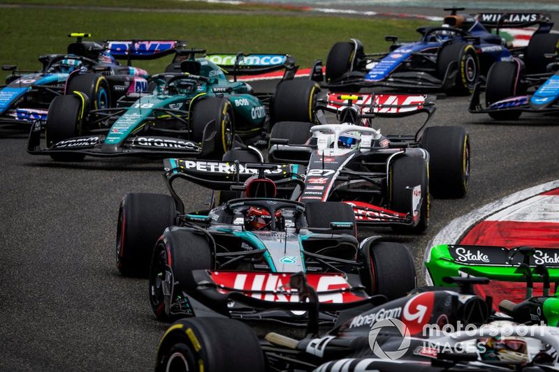 George Russell, Mercedes F1 W15, Nico Hulkenberg, Haas VF-24, Lance Stroll, Aston Martin AMR24, il resto dello schieramento nel giro inaugurale della Sprint