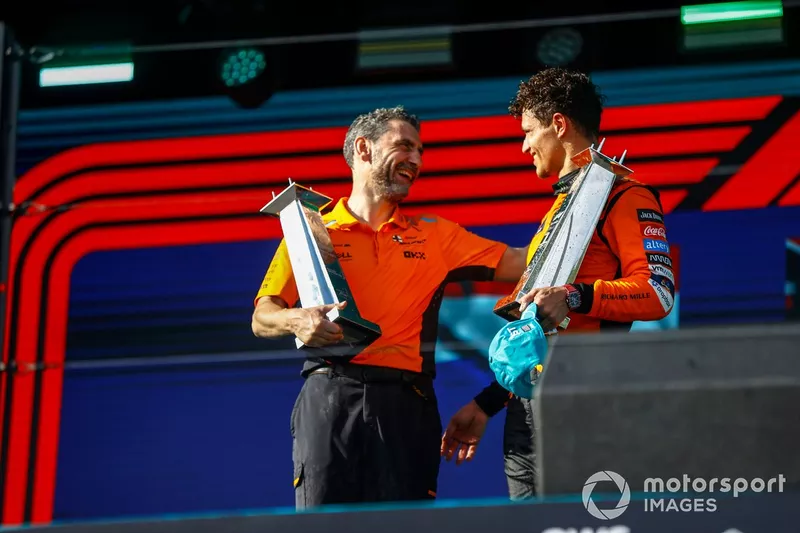 Andrea Stella, Team Principal, McLaren F1 Team, Lando Norris, McLaren F1 Team, 1ère position, sur le podium avec les trophées