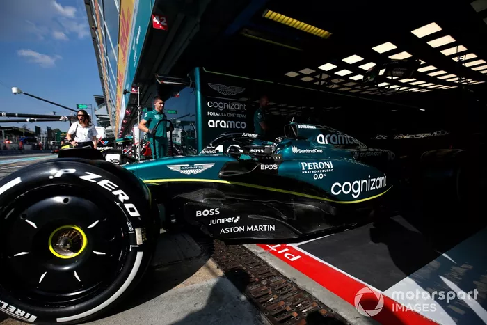 Lance Stroll, Aston Martin AMR23, sale del garaje