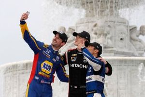 Alexander Rossi, segundo lugar, Andretti Autosport Honda, el ganador Josef Newgarden, del equipo Penske Chevrolet y el tercer lugar Takuma Sato, Rahal Letterman Lanigan Racing Honda