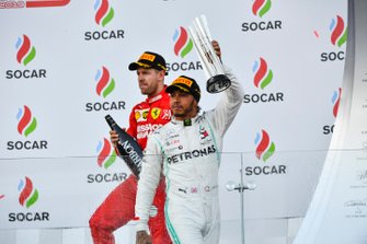 Le deuxième, Lewis Hamilton, Mercedes AMG F1, quitte le podium avec son trophée