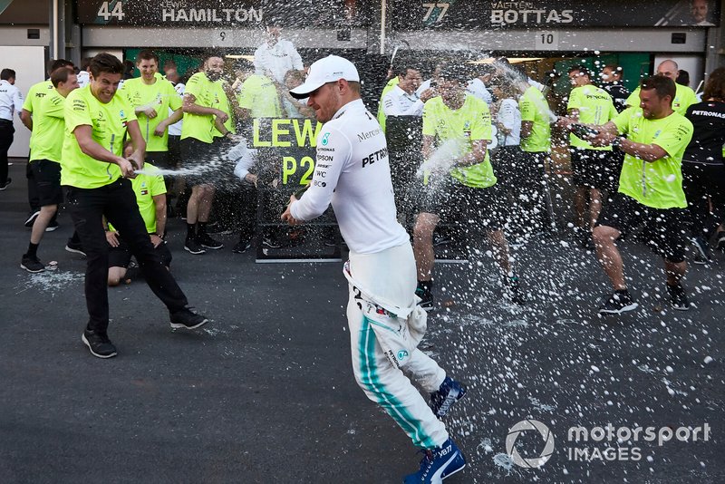 Valtteri Bottas, Mercedes AMG F1, 1st position, and the Mercedes team celebrate