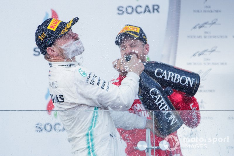 Valtteri Bottas, Mercedes AMG F1, vincitore, si spruzza lo champagne sulla faccia e Sebastian Vettel, Ferrari, terzo, si unisce
