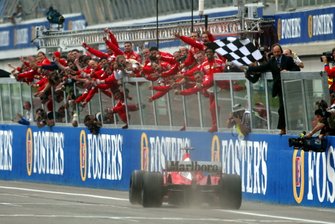 Il vincitore Michael Schumacher, Ferrari F2002, passa sotto alla bandiera a scacchi