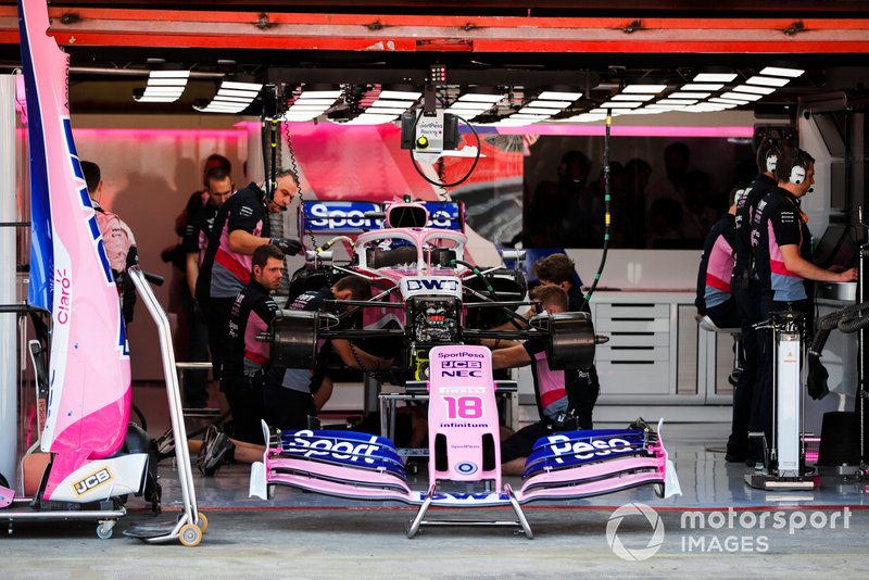 Los mecánicos trabajan en el coche de Lance Stroll, Racing Point RP19, en el garaje.