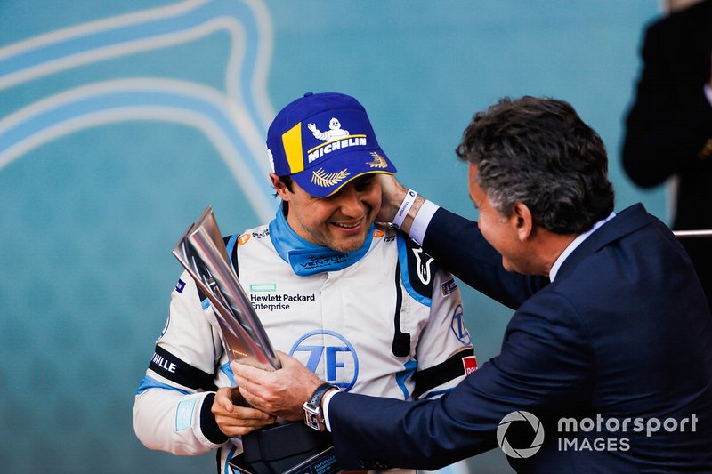 Podio: tercer lugar Felipe Massa, Venturi Formula E recibe el trofeo de parte de Alejandro Agag, CEO, Fórmula E