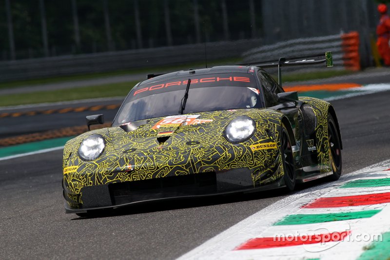 #56 Project 1 Porsche 911 RSR: Egidio Perfetti, Giorgio Roda, Jörg Bergmeister