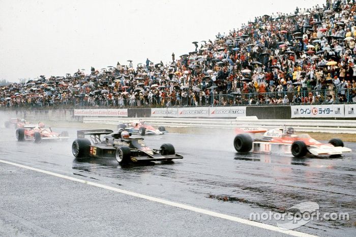 James Hunt, McLaren M23 Ford lidera el campo junto a Mario Andretti, Lotus 77 Ford con Niki Lauda, Ferrari 312T2 y John Watson, Penske PC4 Ford