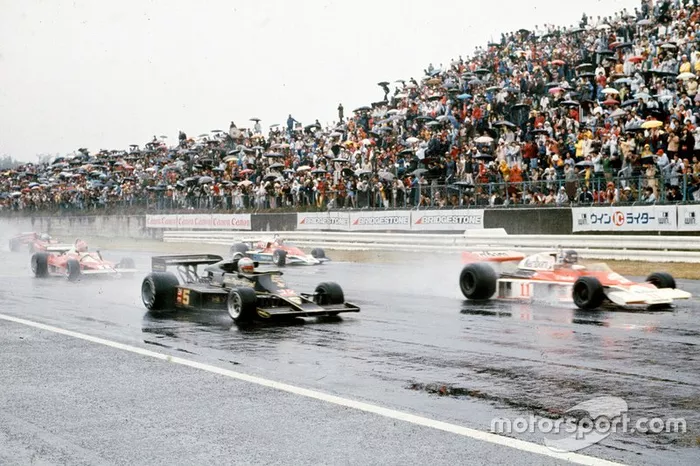 James Hunt, McLaren M23 Ford lidera el campo junto a Mario Andretti, Lotus 77 Ford con Niki Lauda, Ferrari 312T2 y John Watson, Penske PC4 Ford