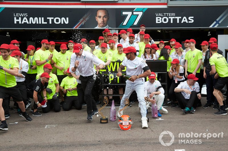 Lewis Hamilton, Mercedes AMG F1, 1st position, Valtteri Bottas, Mercedes AMG F1, 3rd position, Toto Wolff, Executive Director (Business), Mercedes AMG, and the Mercedes team celebrate victory