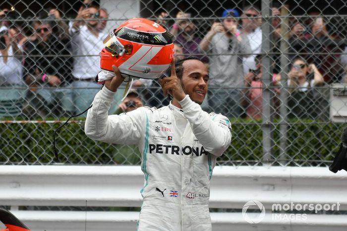 Ganador de la carrera Lewis Hamilton, Mercedes AMG F1, celebra en Parc Ferme