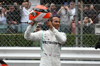 Lewis Hamilton, Mercedes AMG F1, 1e plaats, viert feest in Parc Ferme