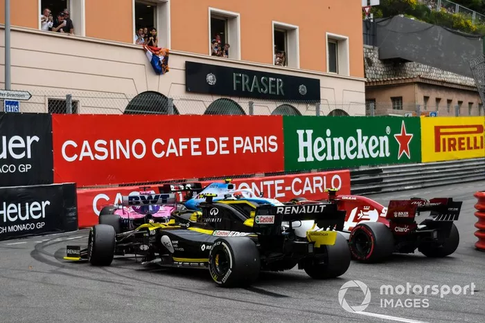 Robert Kubica, Williams FW42, trompea tras tocarse con Antonio Giovinazzi, Alfa Romeo Racing C38; Sergio Perez, Racing Point RP19, y Nico Hulkenberg, Renault R.S. 19