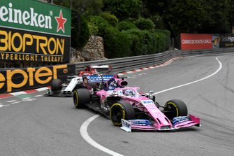 Sergio Perez, Racing Point RP19, voor Kimi Raikkonen, Alfa Romeo Racing C38