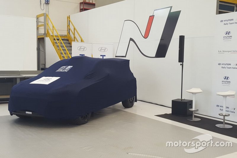 Auto coperta allo stand, presentazione di Hyundai Rally Team Italia
