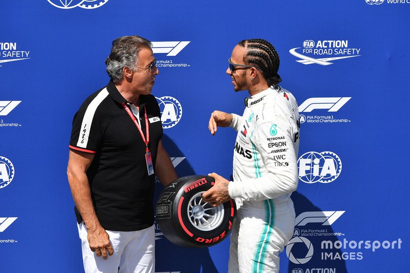 Jean Alesi presents Lewis Hamilton, Mercedes AMG F1, con il suo Pirelli Pole Position award