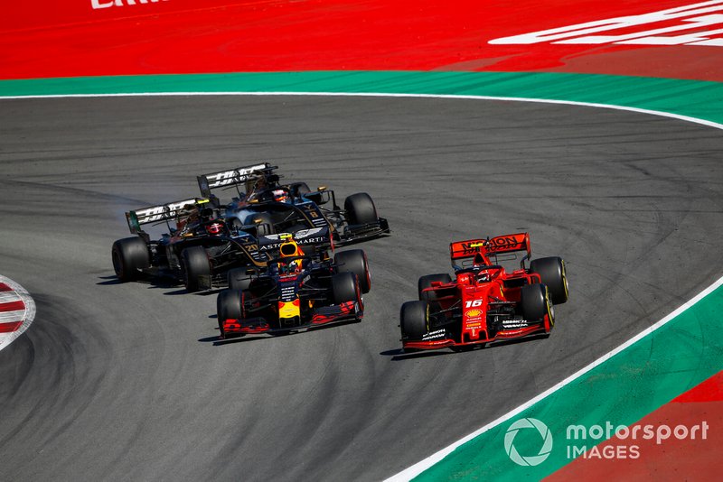 Charles Leclerc, Ferrari SF90, devant Pierre Gasly, Red Bull Racing RB15, Kevin Magnussen, Haas F1 Team VF-19, et Romain Grosjean, Haas F1 Team VF-19