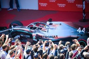 Le vainqueur Lewis Hamilton, Mercedes AMG F1 W10 arrive dans le Parc Fermé
