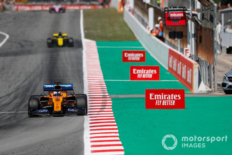 Carlos Sainz Jr., McLaren MCL34, leads Daniel Ricciardo, Renault R.S.19
