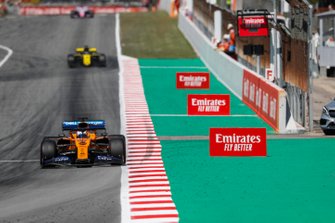 Carlos Sainz Jr., McLaren MCL34, voor Daniel Ricciardo, Renault R.S.19