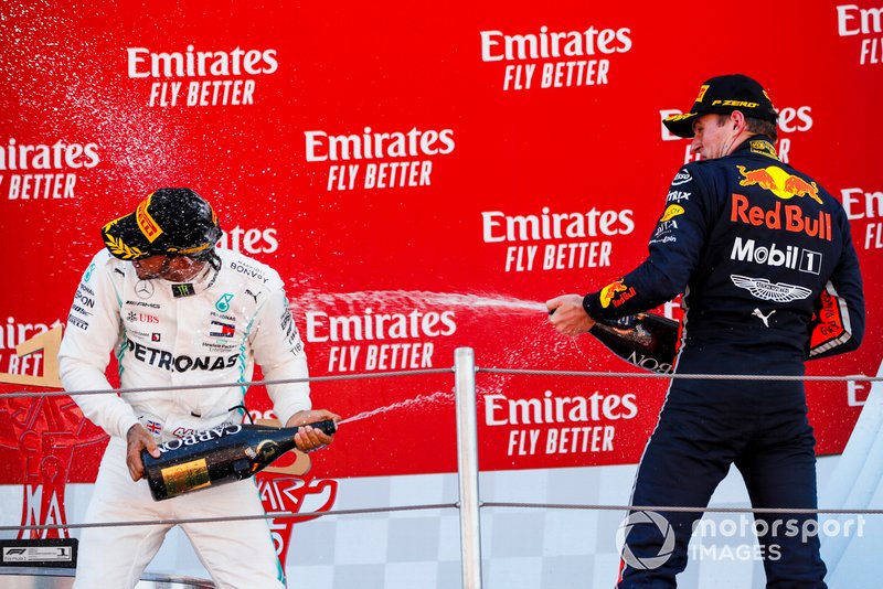 Lewis Hamilton, Mercedes AMG F1, primo posto, e Max Verstappen, Red Bull Racing, terzo posto, si spruzzano l'un l'altro con lo Champagne sul podio