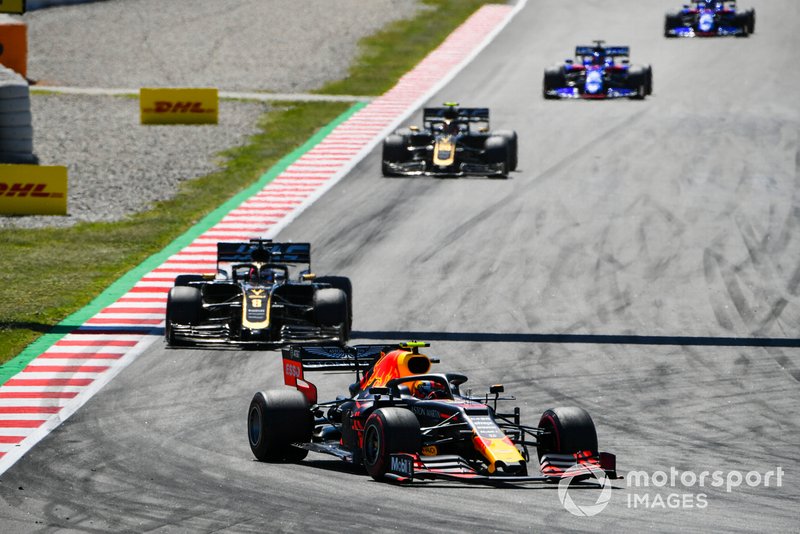 Pierre Gasly, Red Bull Racing RB15, devant Romain Grosjean, Haas F1 Team VF-19, et Kevin Magnussen, Haas F1 Team VF-19