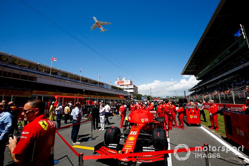 L'auto di Charles Leclerc, Ferrari SF90, sulla griglia mentre un Airbus degli Emirati A380 vola