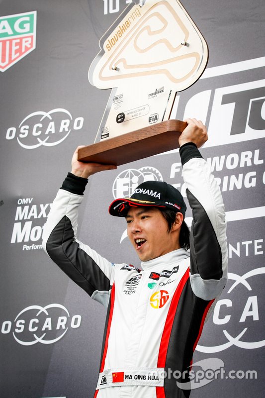 Podium: Race winner Ma Qing Hua, Team Mulsanne Alfa Romeo Giulietta TCR