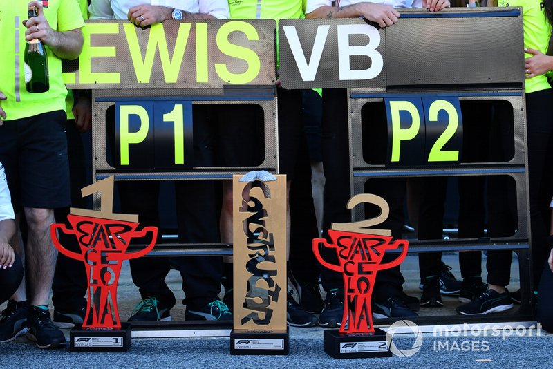 Los dos trofeos de Mercedes
