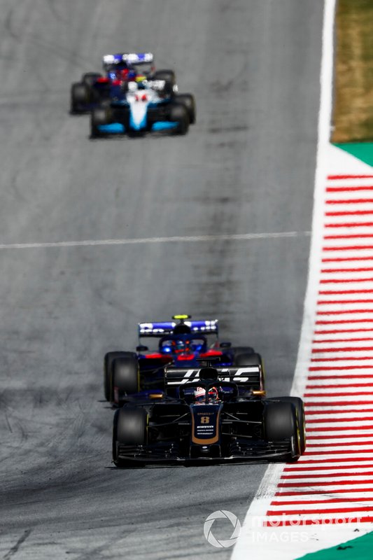 Romain Grosjean, Haas F1 Team VF-19, devant Alexander Albon, Toro Rosso STR14