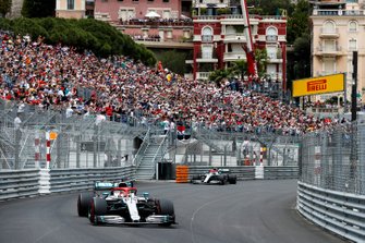 Lewis Hamilton, Mercedes AMG F1 W10, voor Valtteri Bottas, Mercedes AMG W10