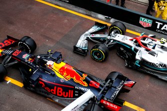 Max Verstappen, Red Bull Racing RB15, ve Valtteri Bottas, Mercedes AMG W10, pit yolunda