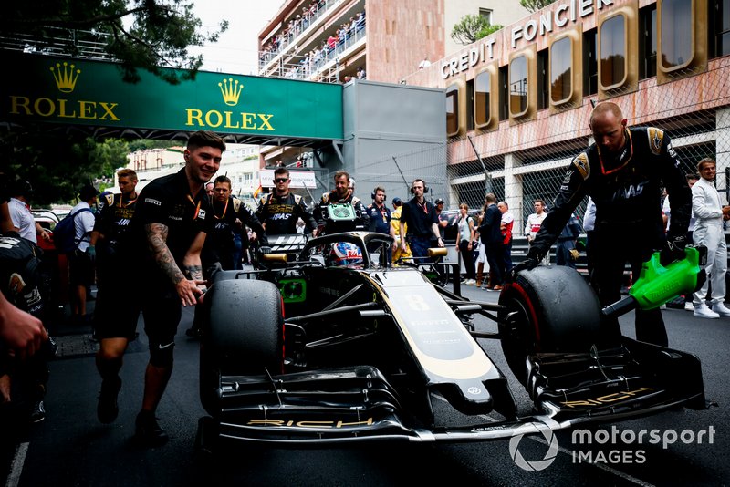 Romain Grosjean, Haas F1 Team VF-19 on the grid