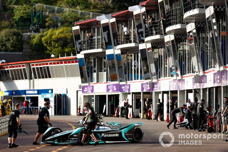 Alex Lynn, Panasonic Jaguar Racing, Jaguar I-Type 3 is pushed back into the garage