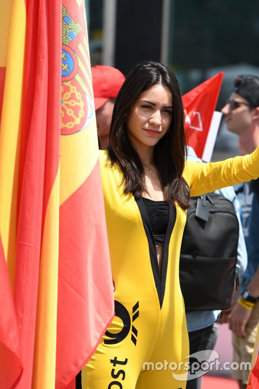 Una chica de la parrilla
