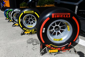 Des pneus devant le motorhome Pirelli