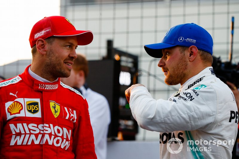 Sebastian Vettel, Ferrari, habla con el ganador de la pole Valtteri Bottas, Mercedes AMG F1, tras la sesión clasificatoria